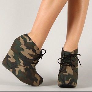 Soda Green Camouflage Platform Wedge Bootie Sz 8